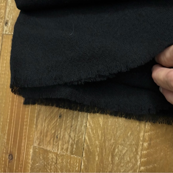 Amicale Cashmere Midnight Black Wrap - Picture 4 of 9